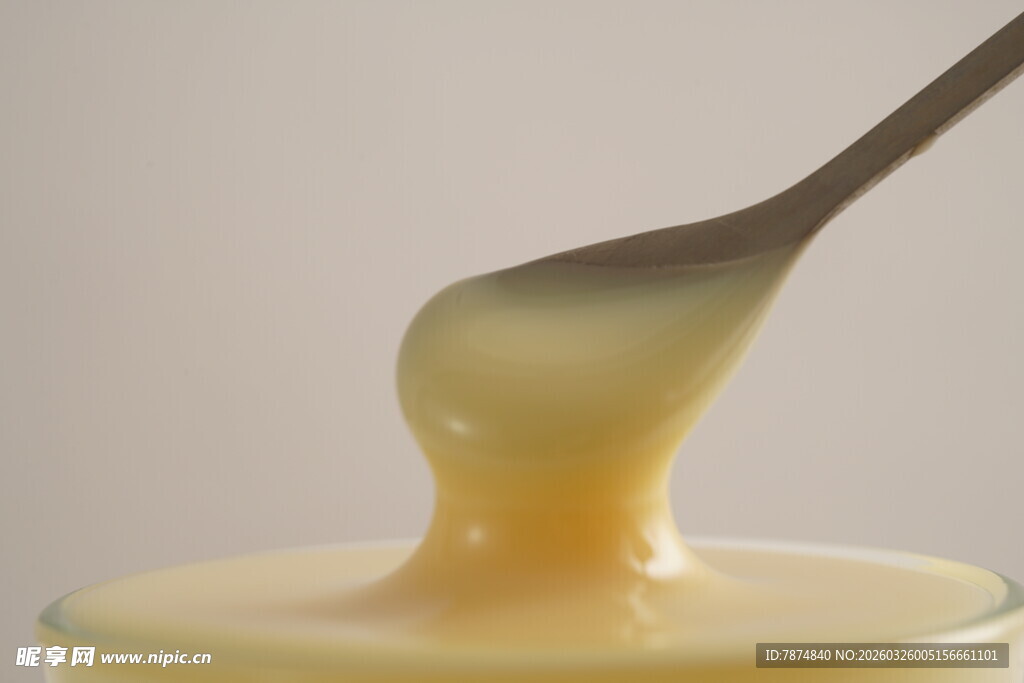 勺子上流淌的香浓芝士酱