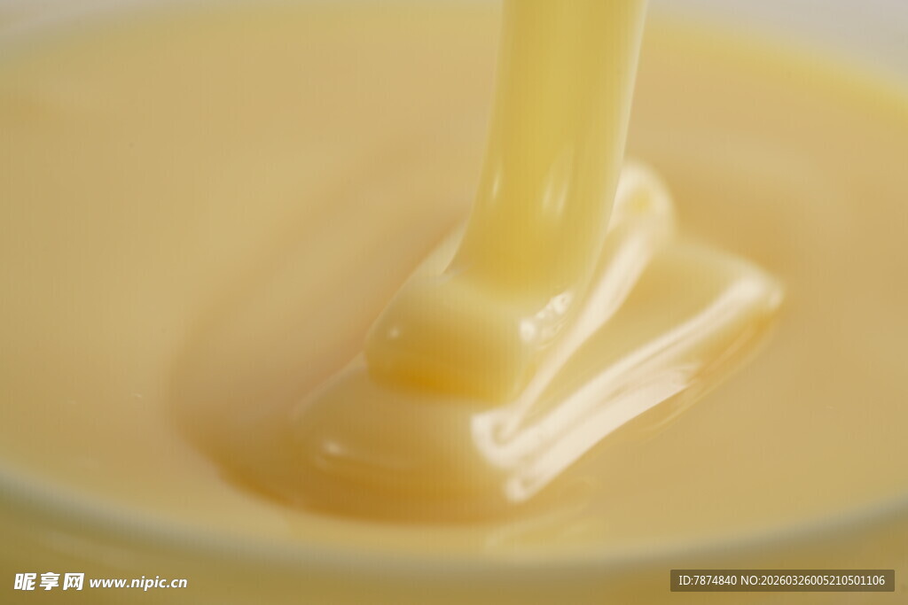 奶油缓缓倒入碗中
