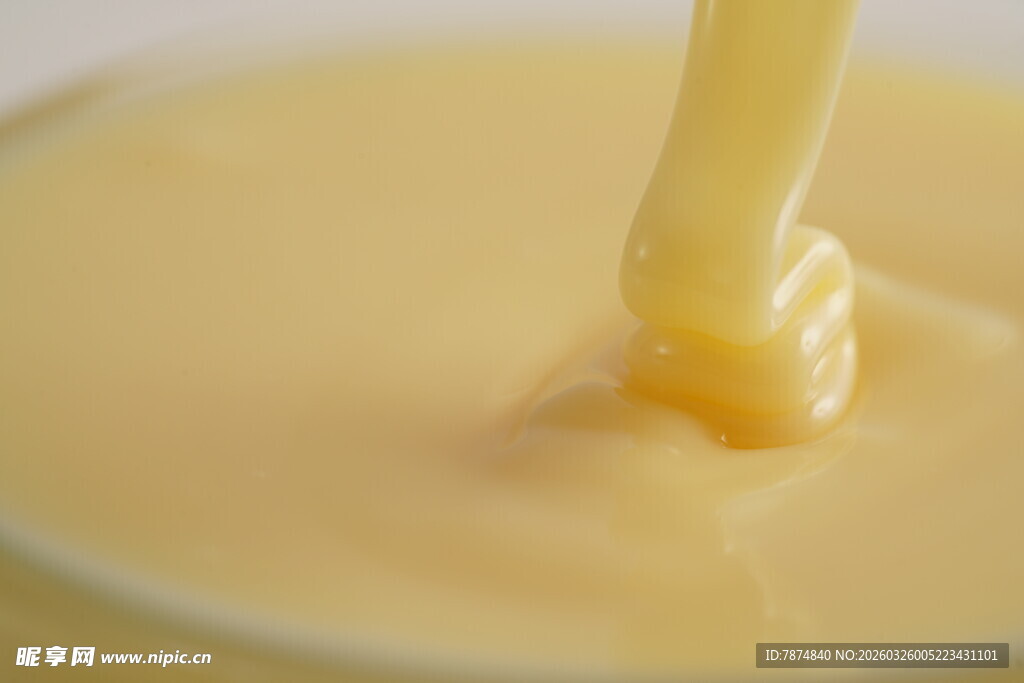 香浓牛奶倾倒瞬间