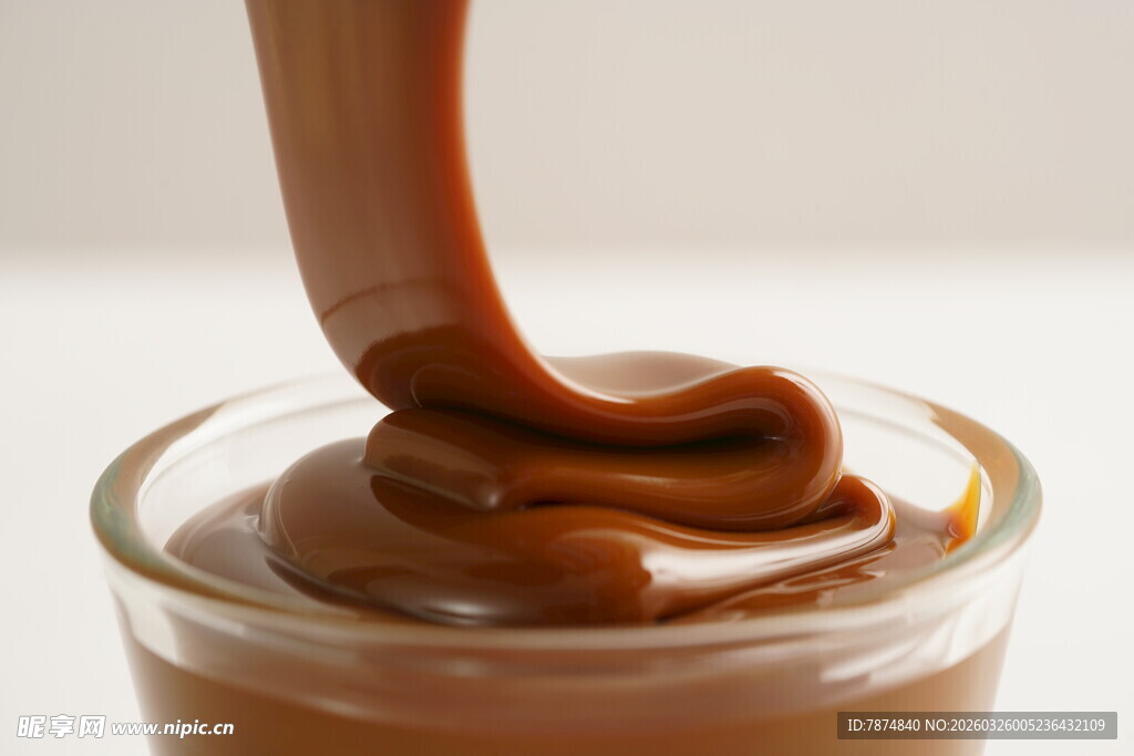 巧克力酱倾倒在玻璃容器中
