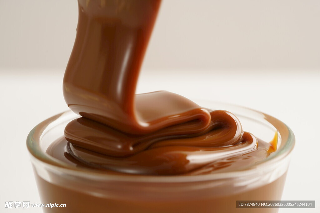 巧克力酱缓缓倾注玻璃杯