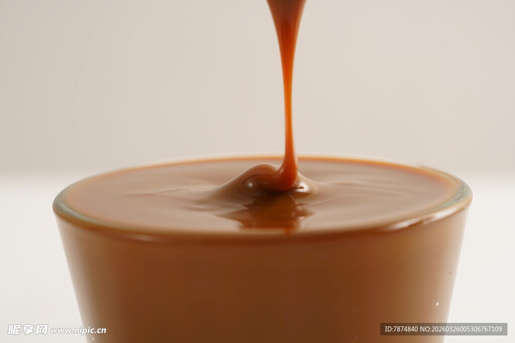巧克力酱倒入杯中瞬间