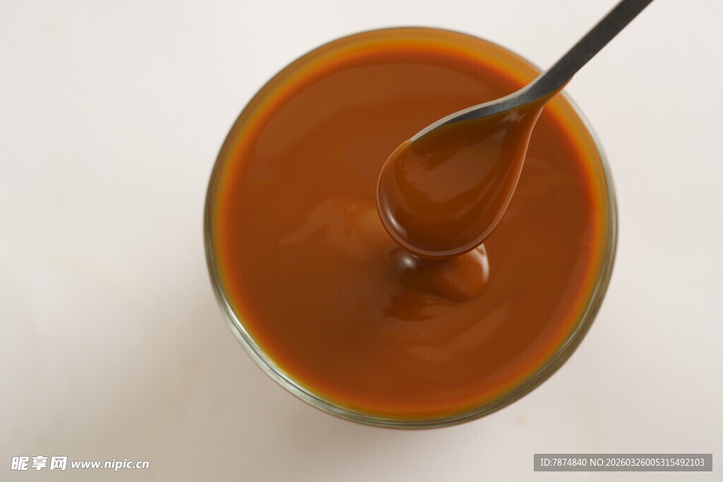 焦糖酱 勺子舀起的甜蜜