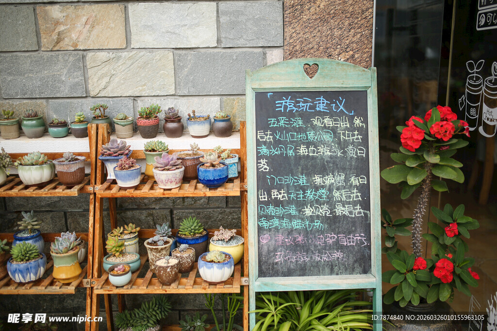 街边多彩小物与手写价目牌