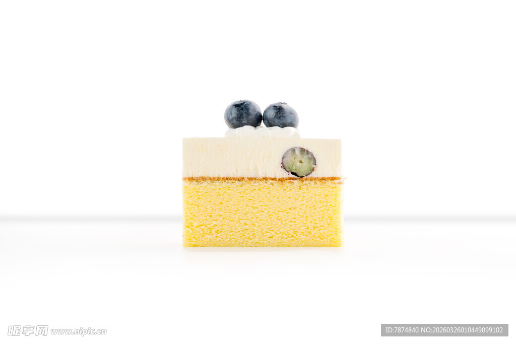 精致蛋糕配蓝莓装饰