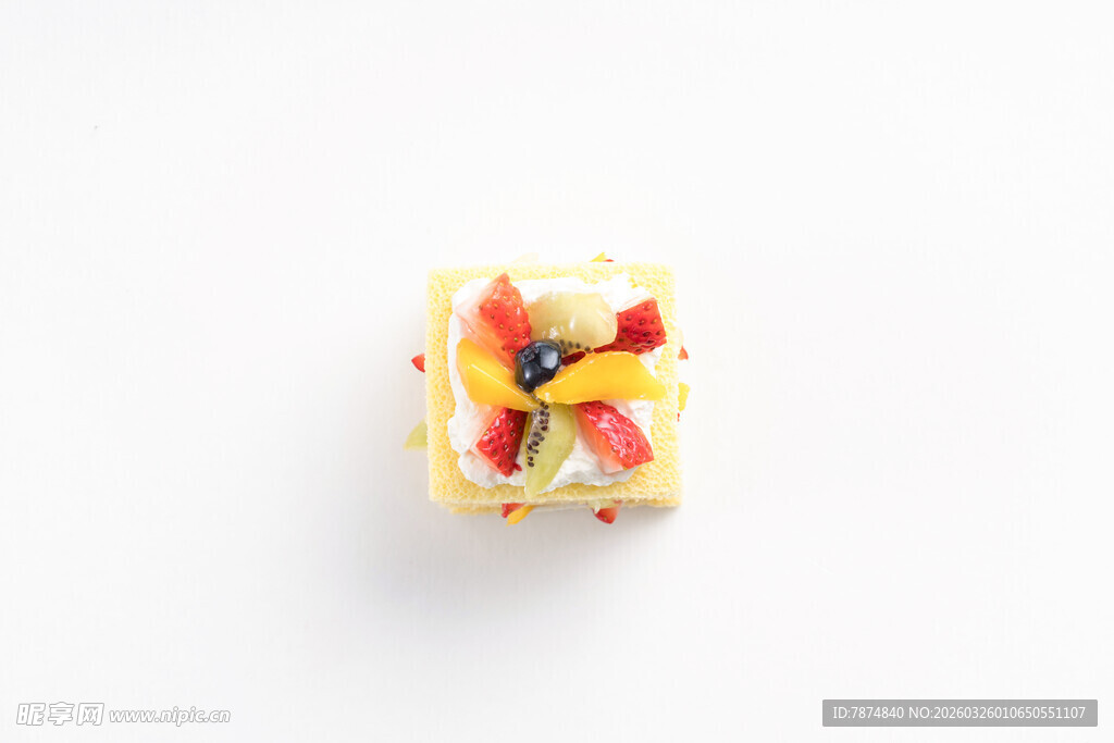 水果装饰的美味小蛋糕