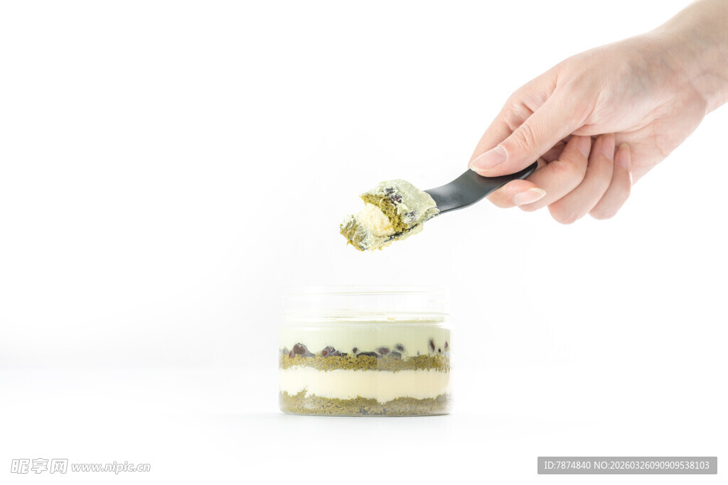 手舀取涂抹绿色奶油