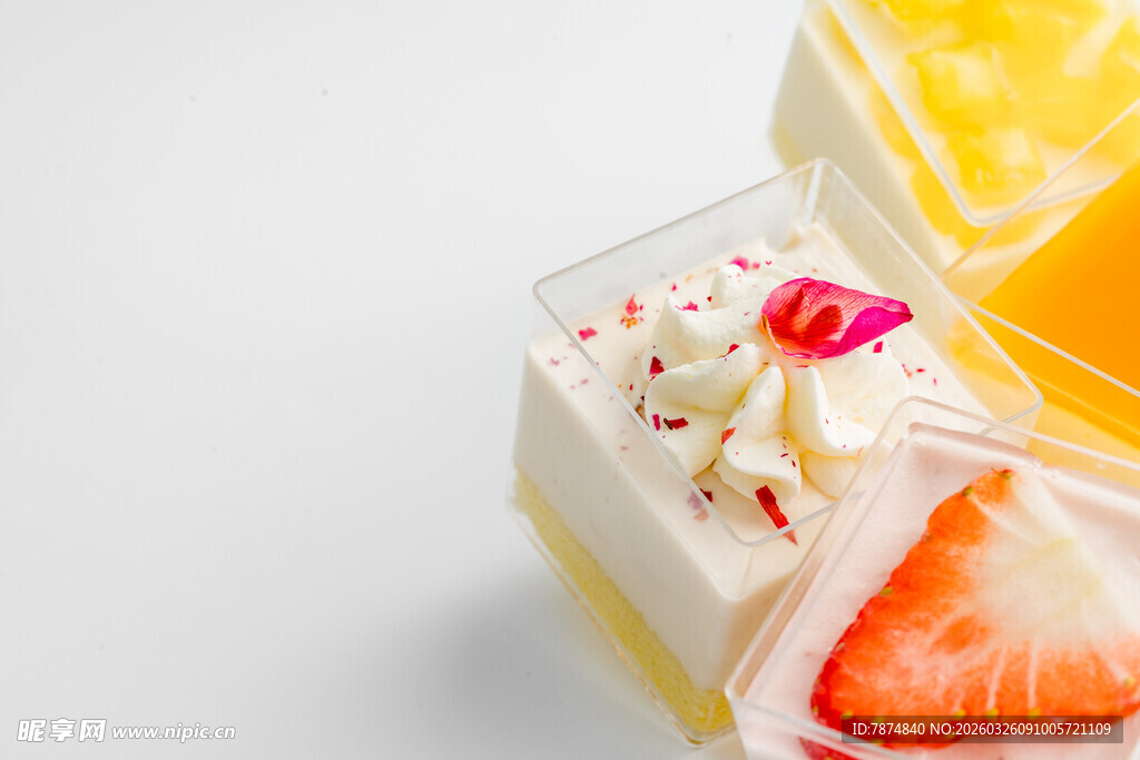 美味草莓奶油杯甜点