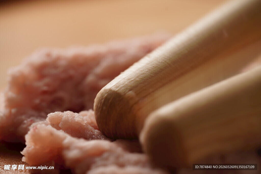 木制工具与新鲜肉馅
