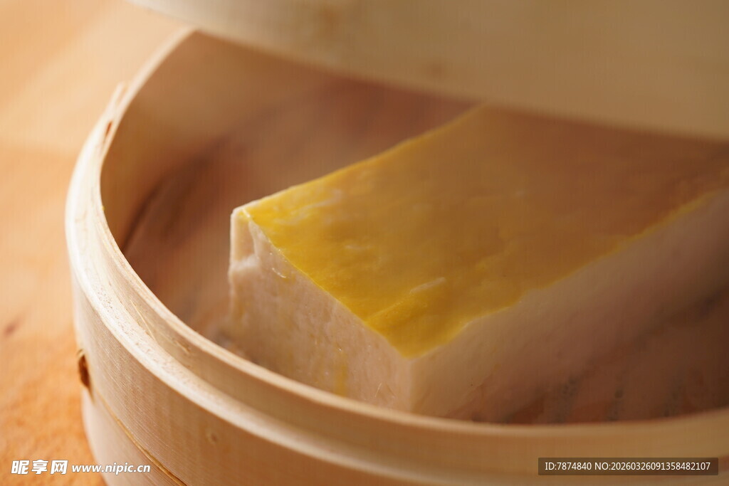 竹制蒸笼里的黄色糕点