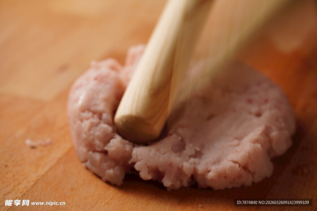 用擀面杖处理肉馅