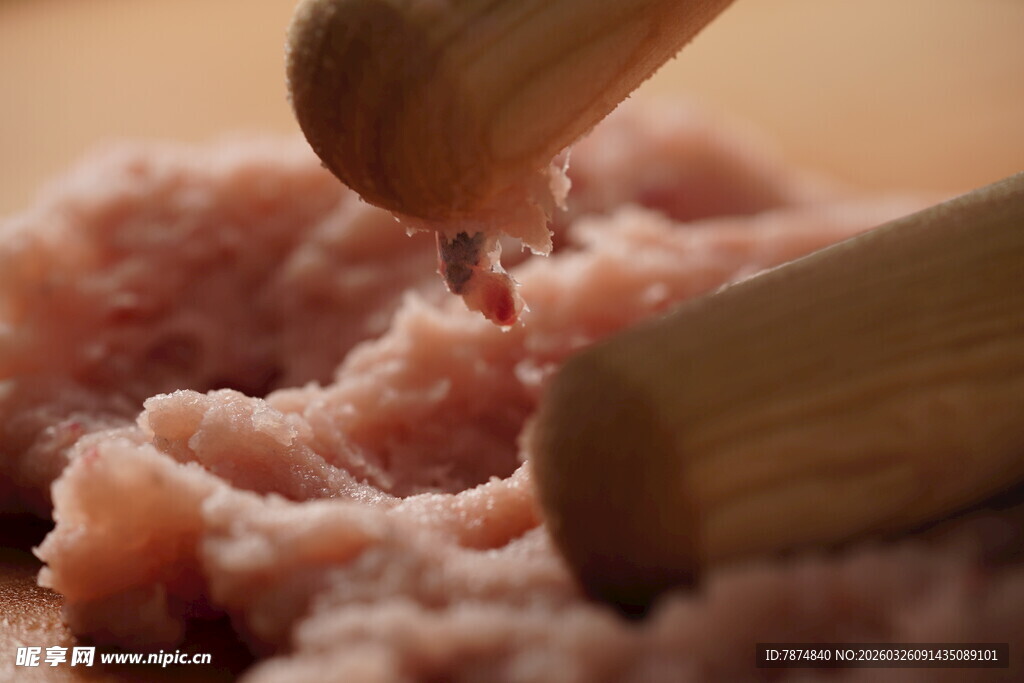 手工制作肉馅的场景