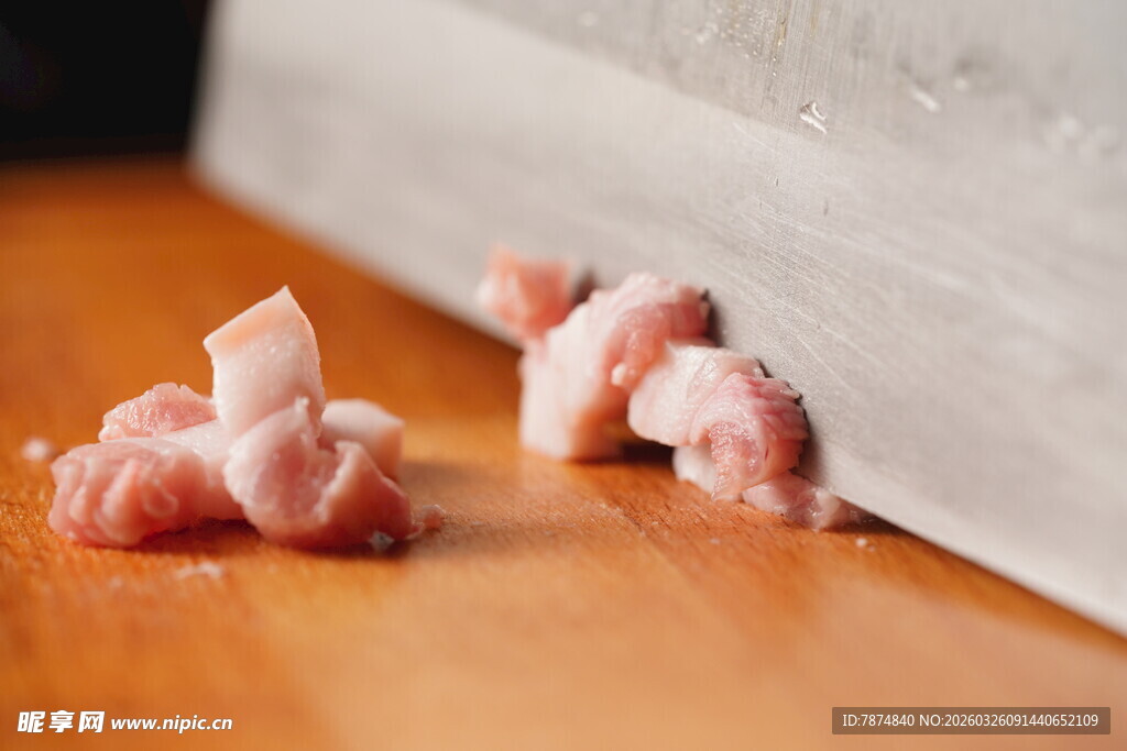 案板上的新鲜肉块