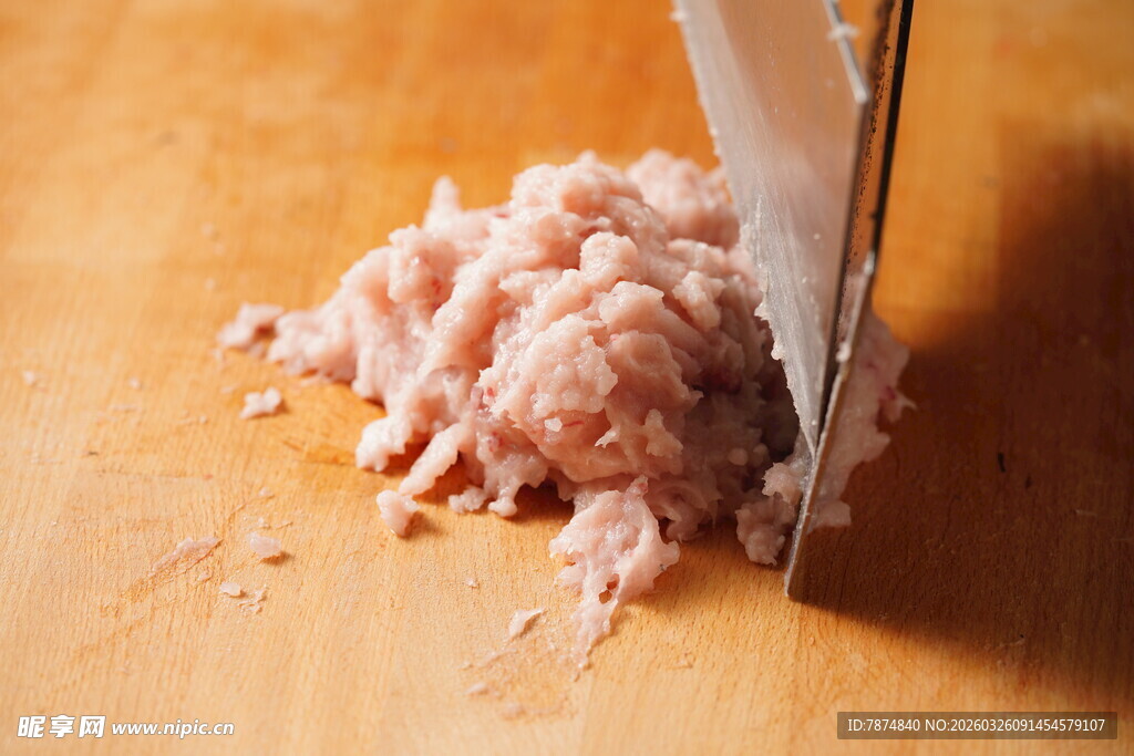 刀具切碎肉块瞬间