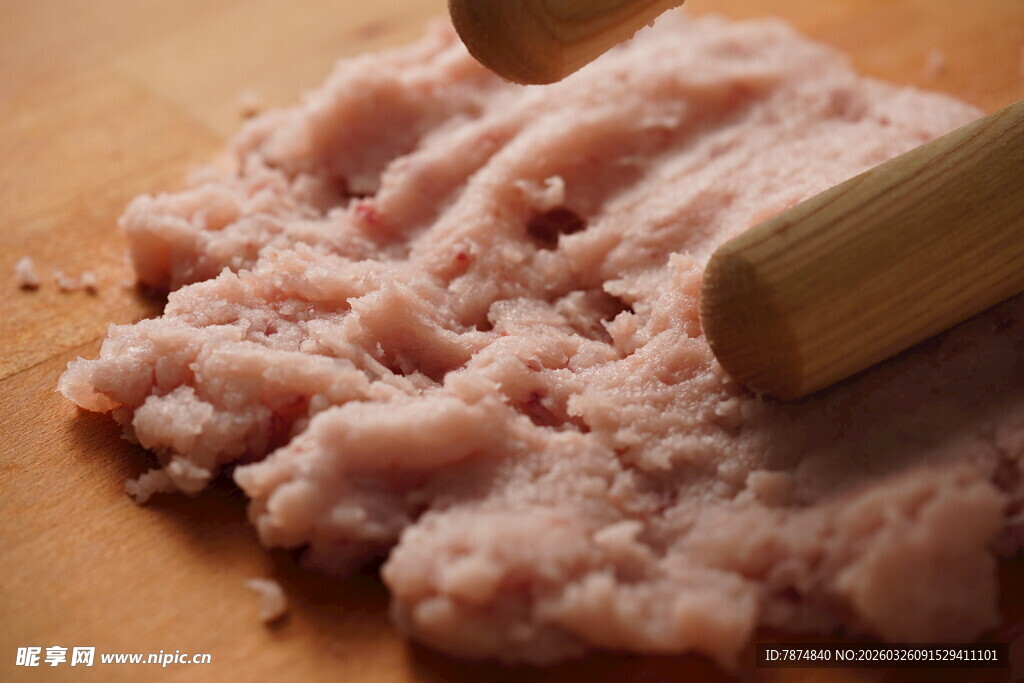 手工剁制肉馅的场景