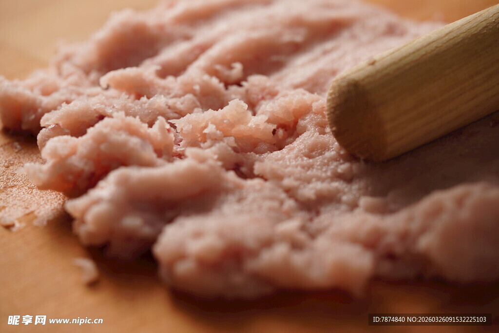 新鲜猪肉馅与擀面杖