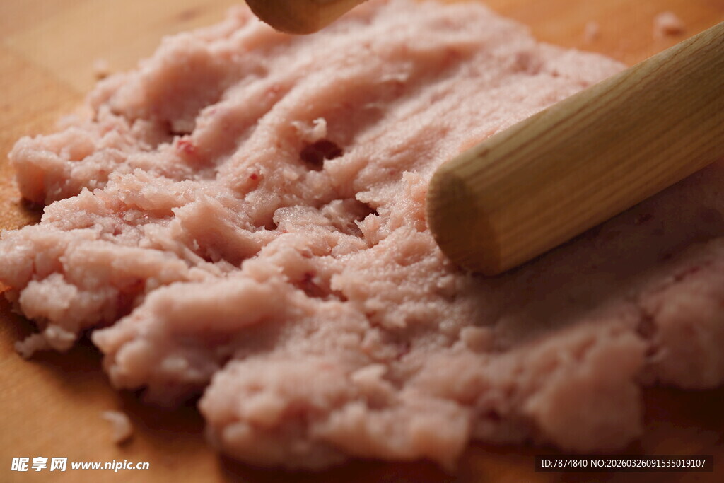 手工剁制猪肉馅场景