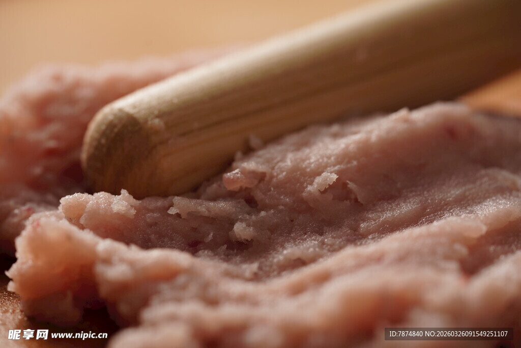 手工制作的新鲜肉馅