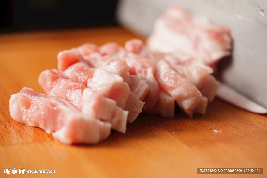 新鲜猪肉切块待烹饪