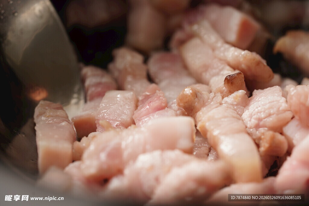 锅中切好的新鲜猪肉块