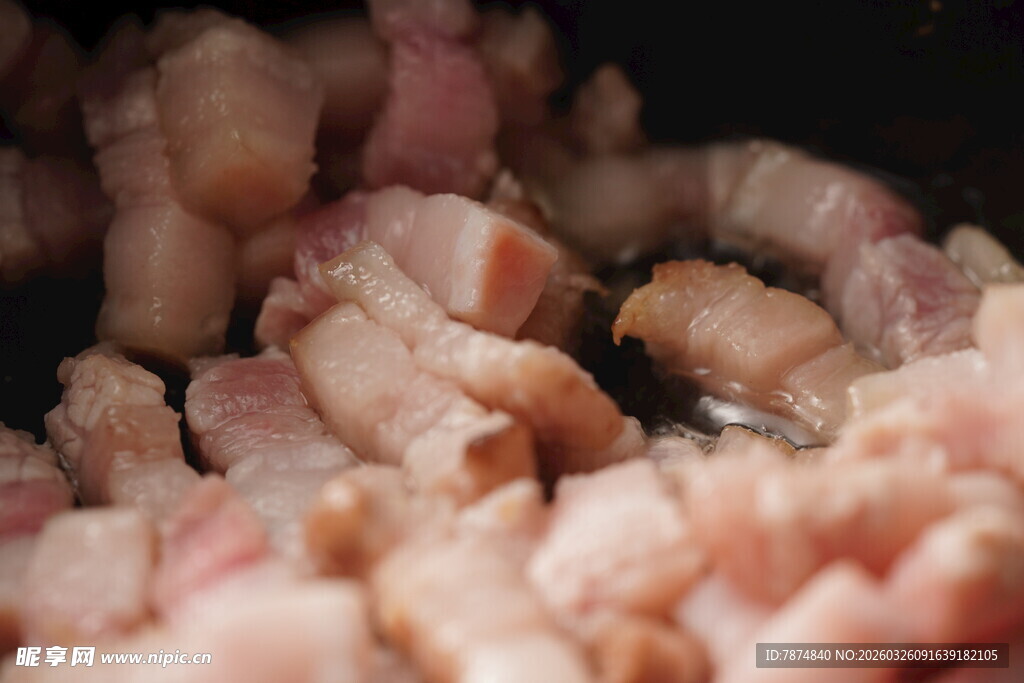 锅中翻炒的新鲜五花肉