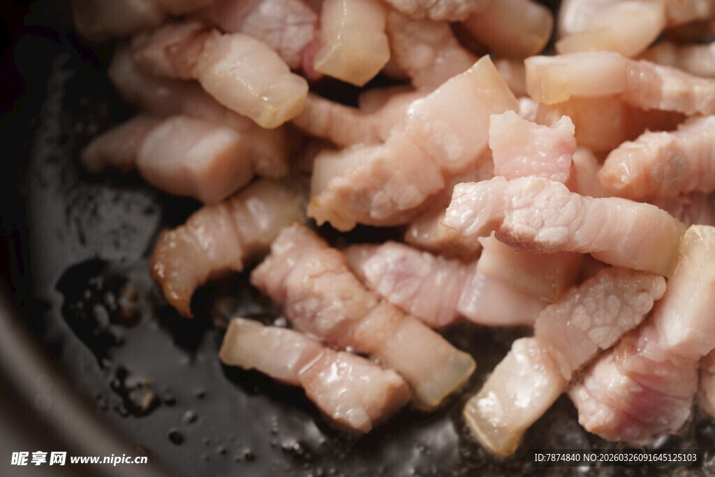 锅中煎制的鲜嫩五花肉