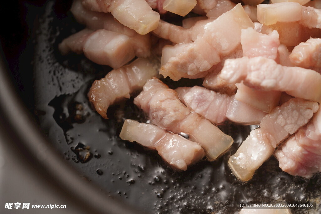 锅中烹饪的鲜嫩猪肉条
