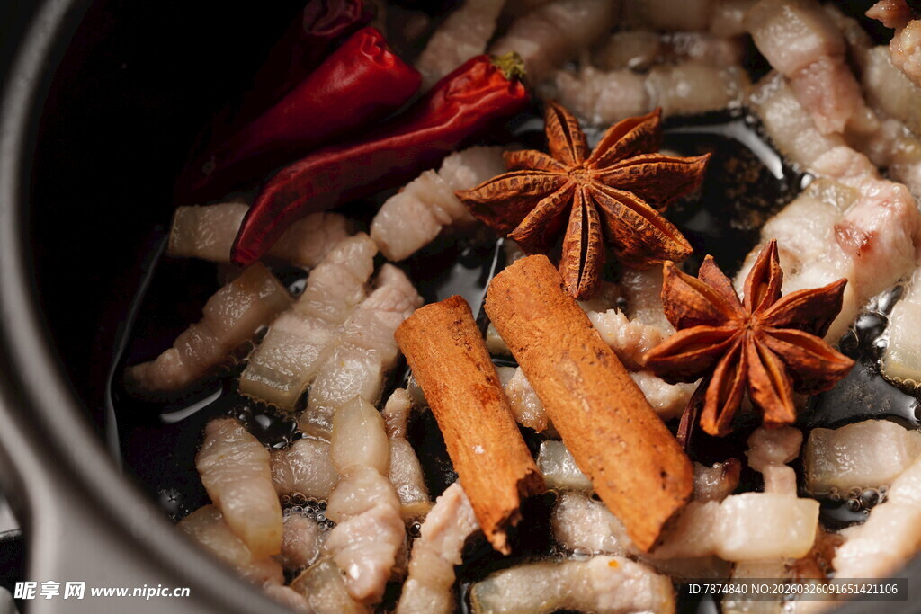 锅中炖煮的香料与食材