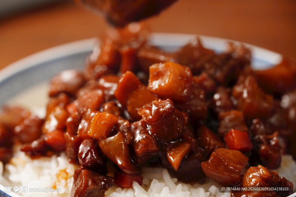 肉酱浇盖米饭特写