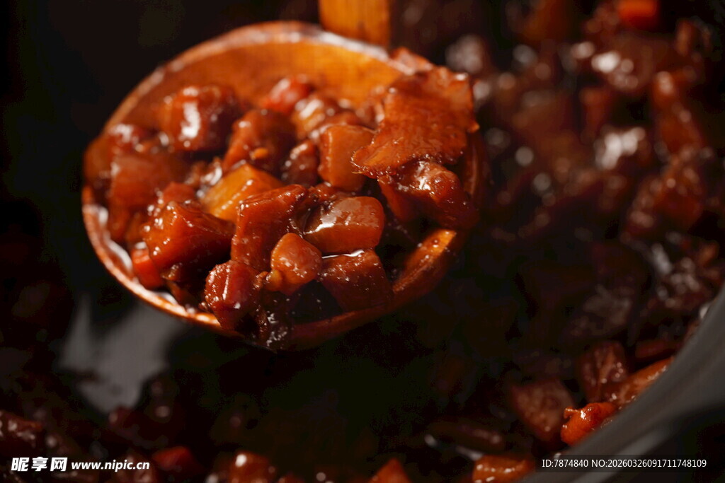 美味肉酱盛于勺中