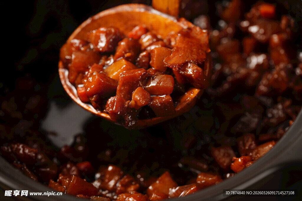 香浓豆子盛于木勺中