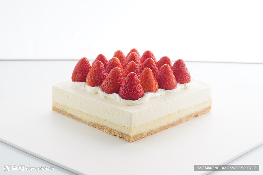 草莓装饰的美味方形蛋糕