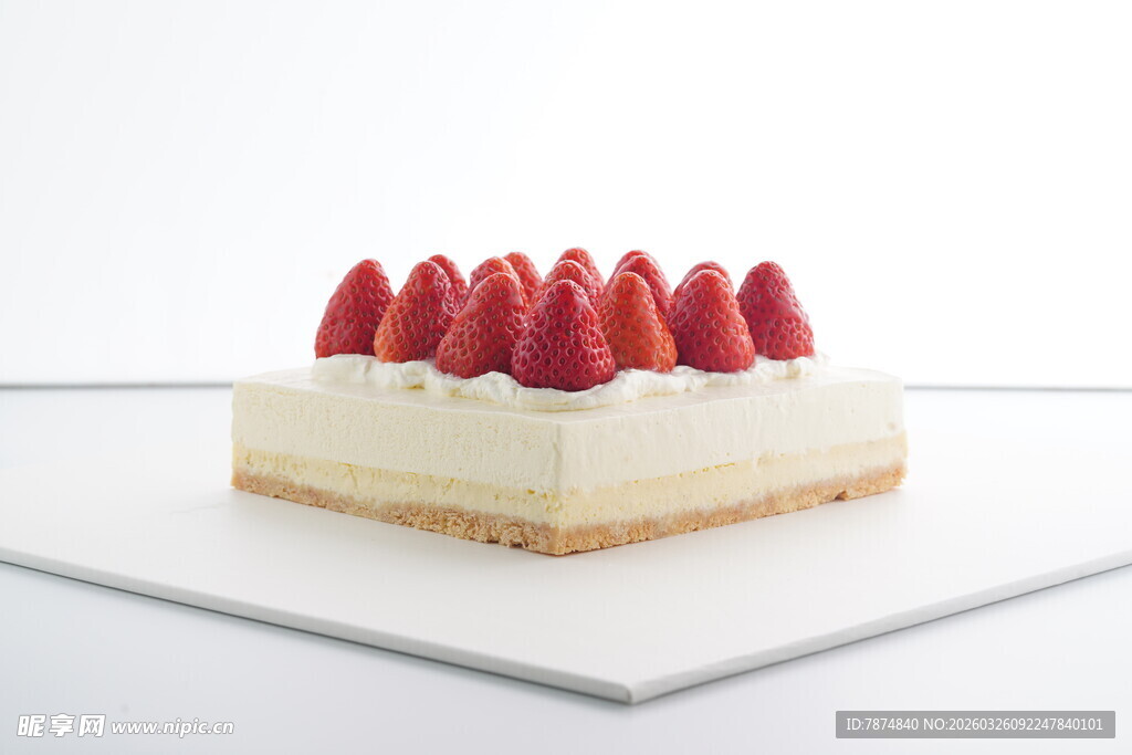 草莓装饰的美味方形蛋糕