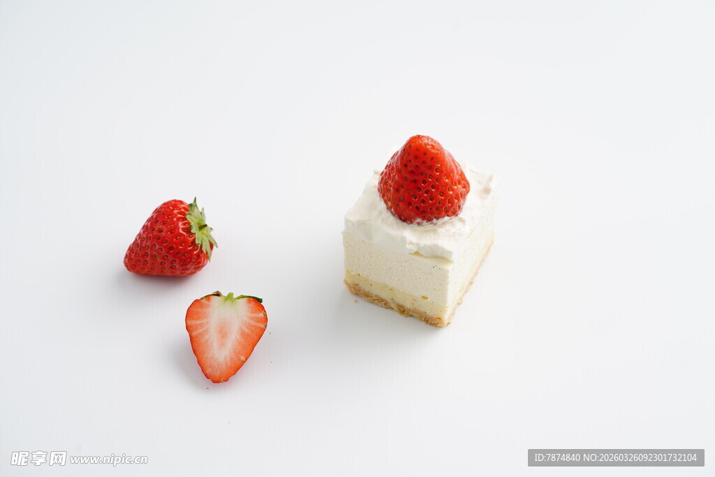 草莓芝士蛋糕与新鲜草莓