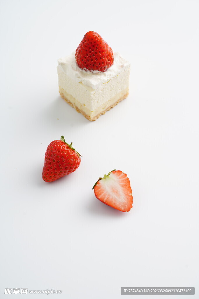 草莓芝士蛋糕与新鲜草莓