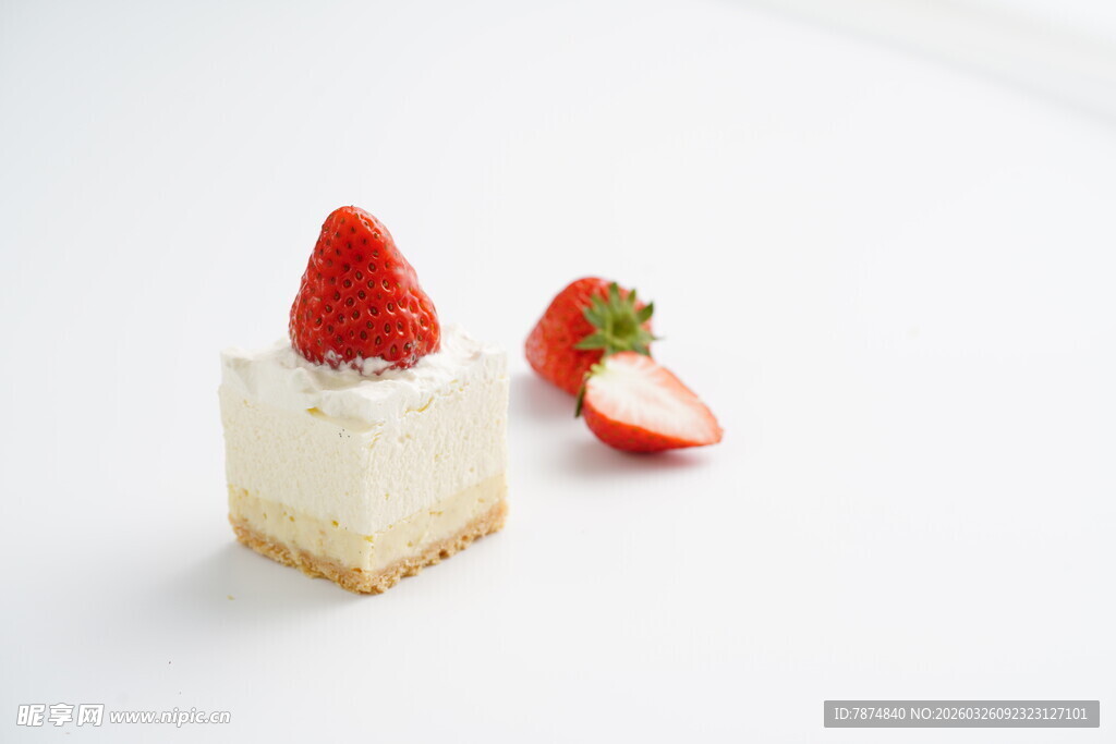 草莓芝士蛋糕精致甜点