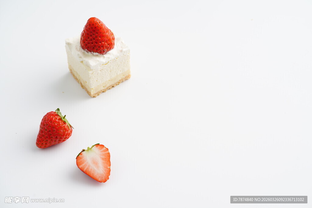 草莓蛋糕与鲜果点缀