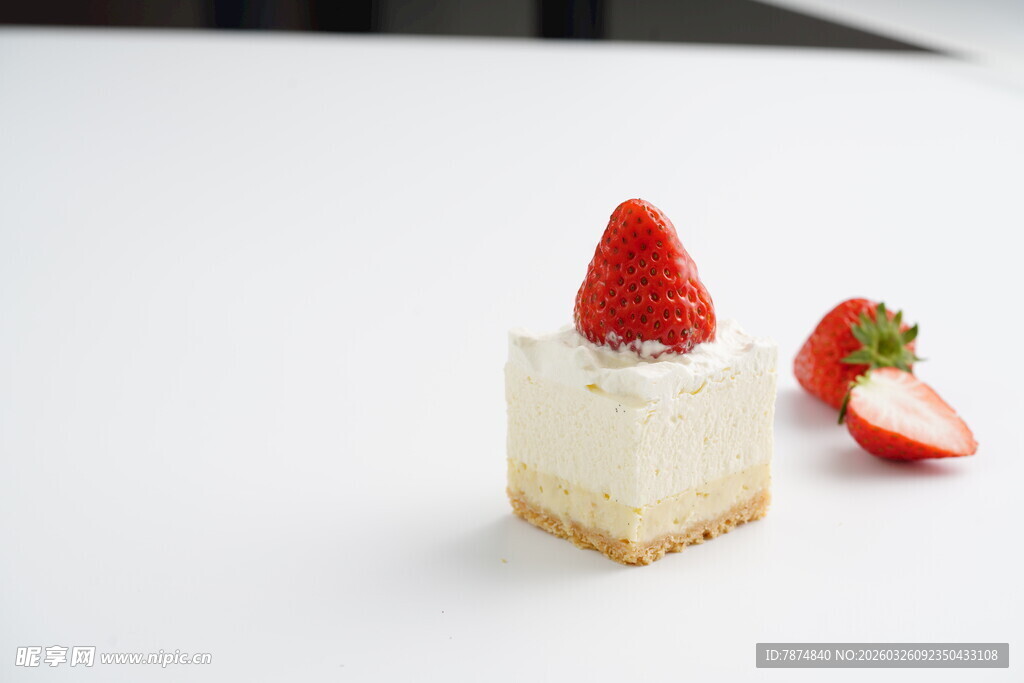 草莓芝士蛋糕精致甜点