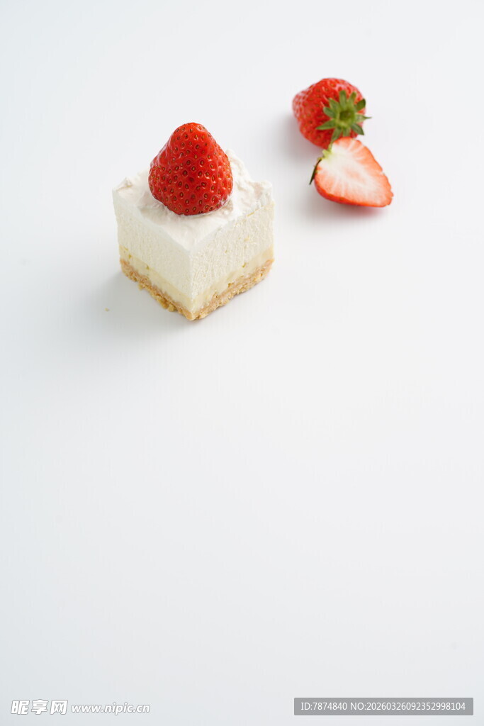 草莓点缀的精致小甜点