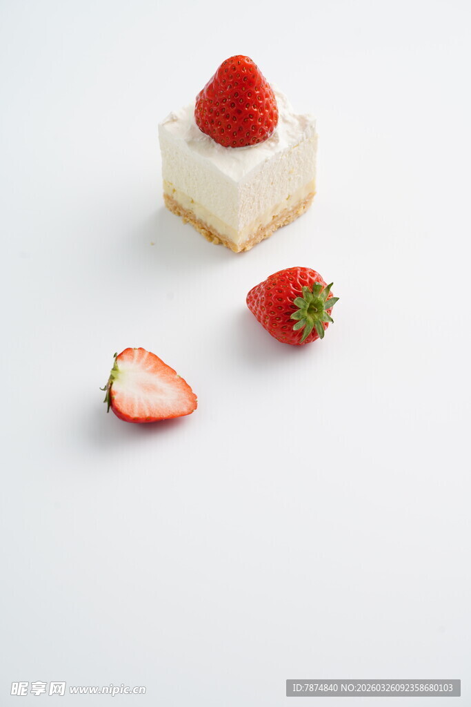 草莓芝士蛋糕精致摆拍