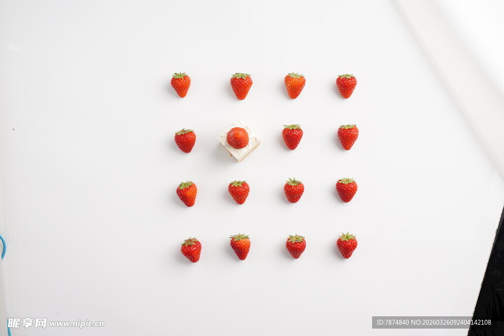 整齐排列的新鲜草莓