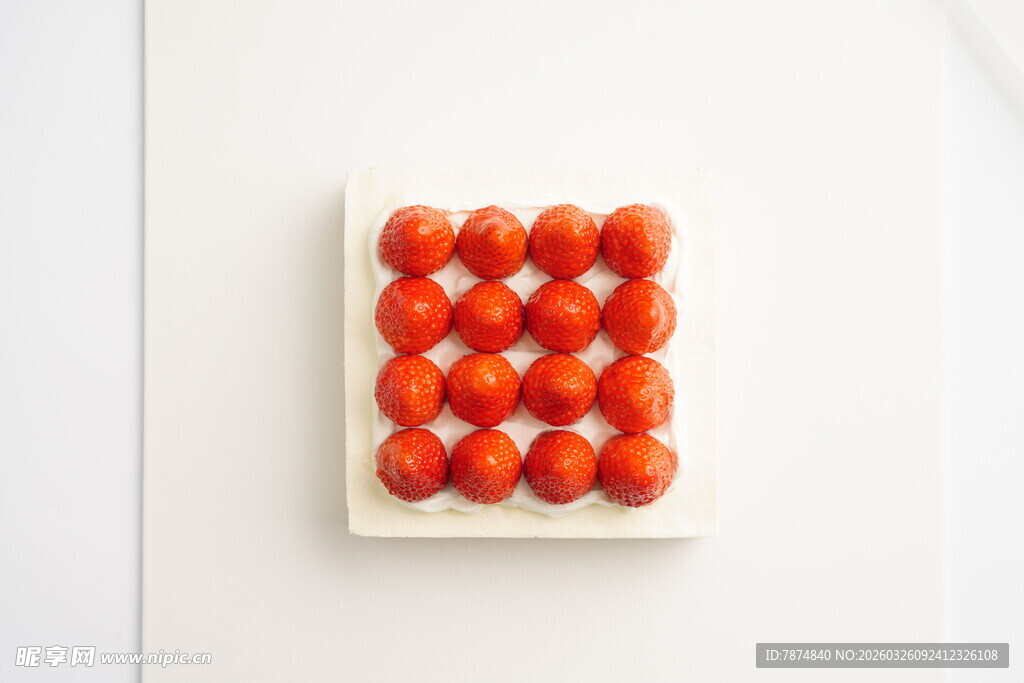 整齐排列的新鲜小草莓