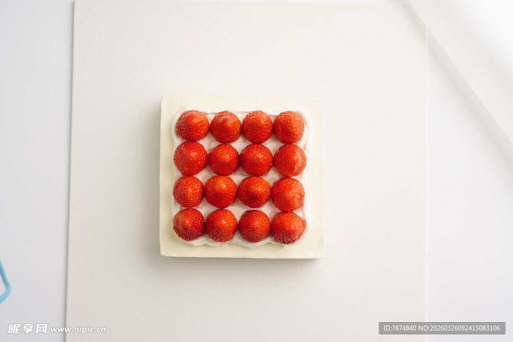 红色圆球排列在白色底座上