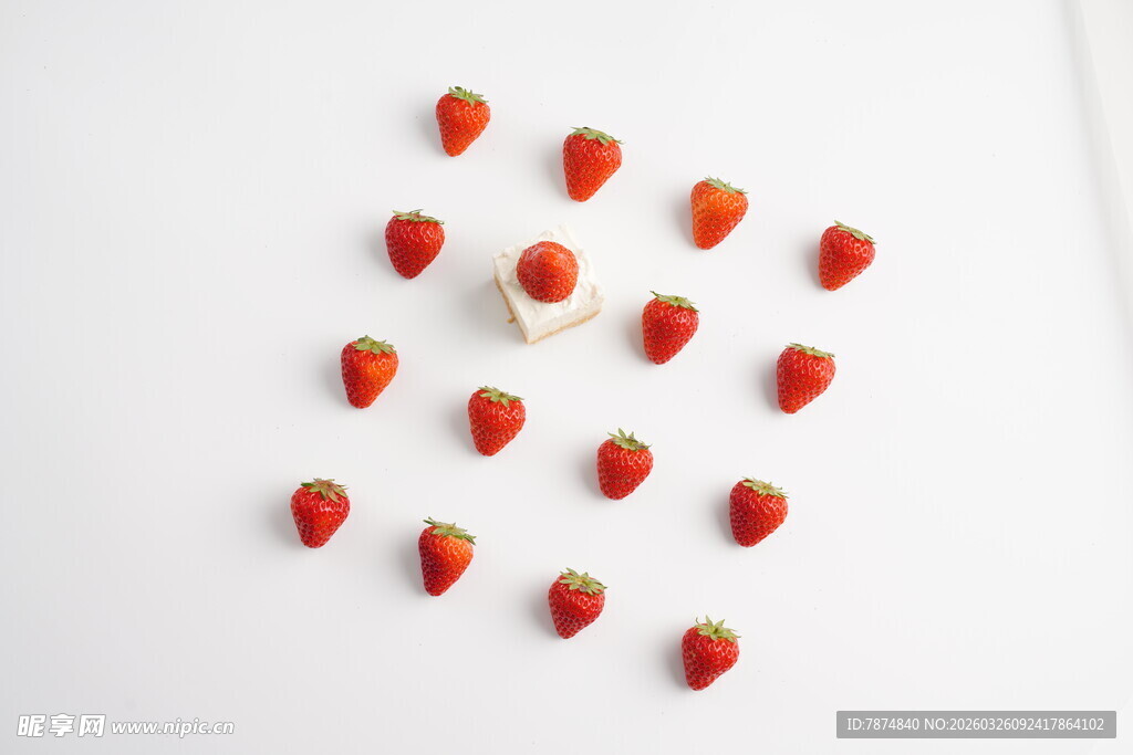 草莓围绕蜡烛的清新画面
