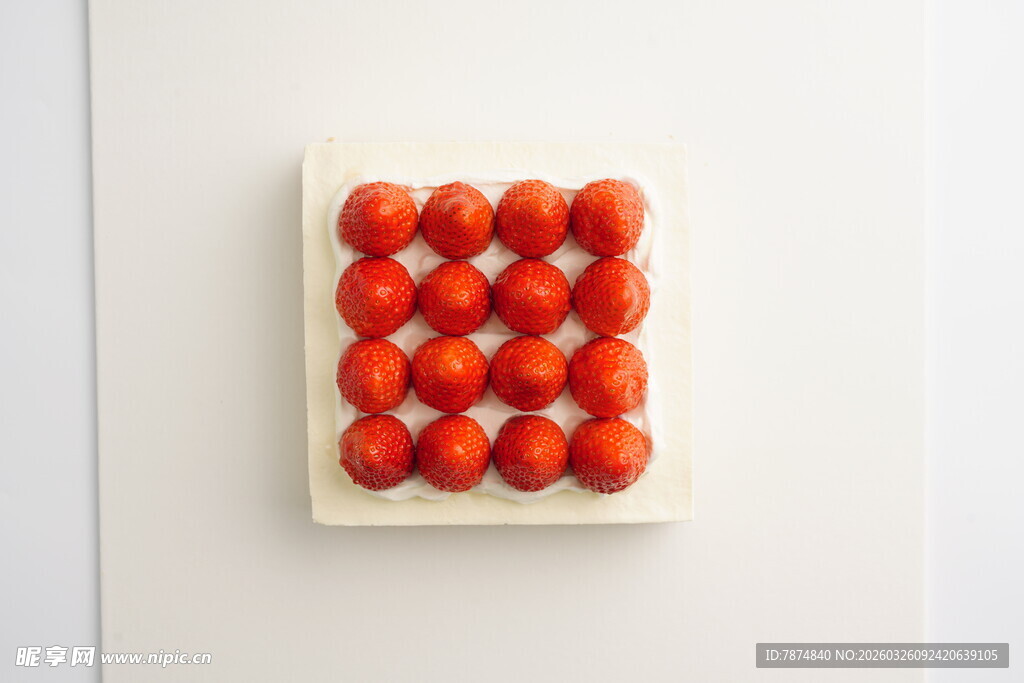 整齐排列的新鲜草莓