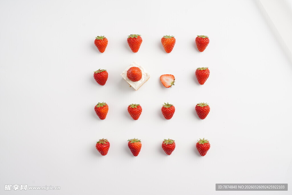 整齐排列的新鲜草莓