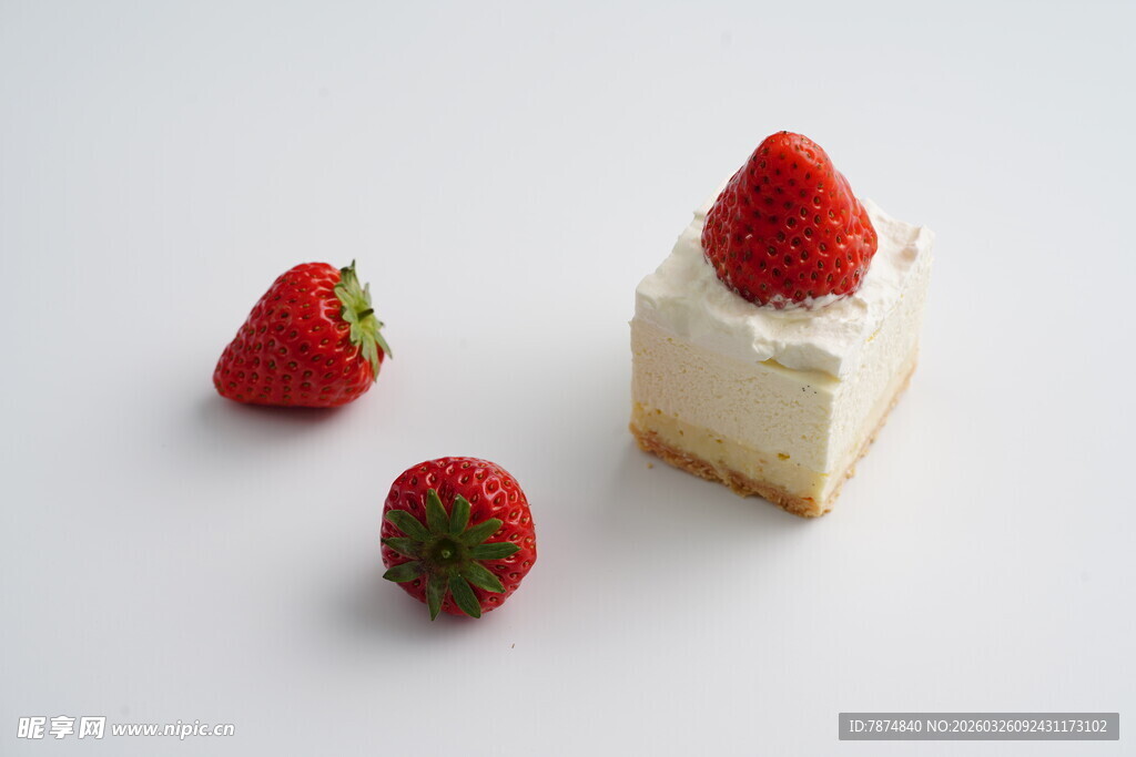 草莓芝士蛋糕与新鲜草莓