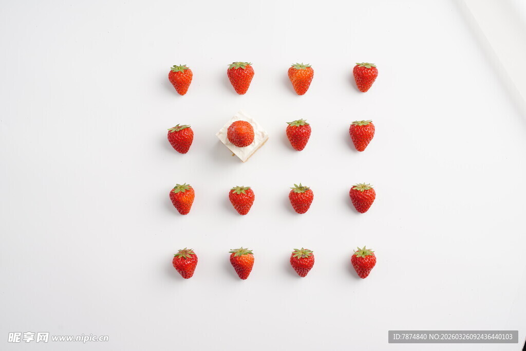 整齐排列的新鲜草莓