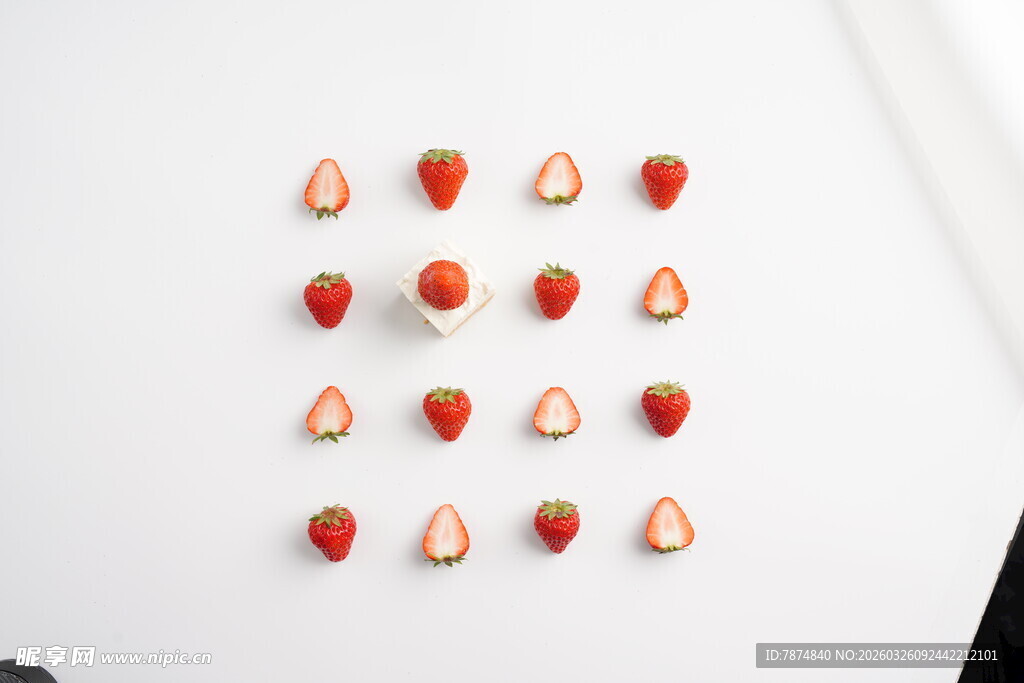 整齐排列的新鲜草莓切片