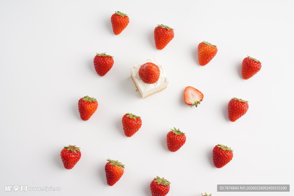 散落的新鲜草莓与奶酪